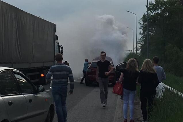 "Из-за пары сотен сгорело авто": под Киевом случилось показательное огненное ЧП. Видеофакт