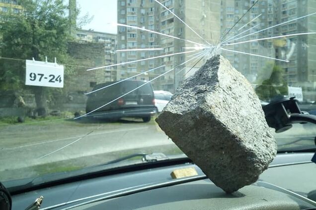 Камінь пролетів наскрізь: невідомі розгромили авто на парковці Києва