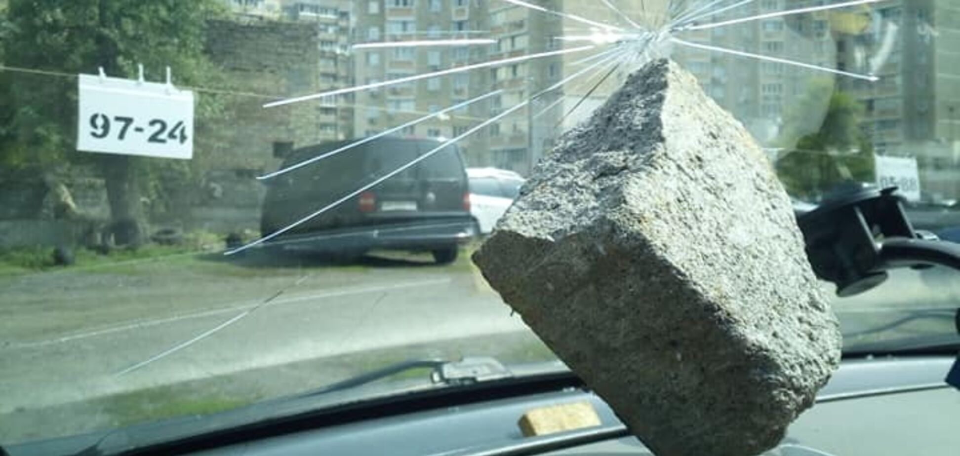 Камень пролетел насквозь: неизвестные разгромили авто на парковке Киева 