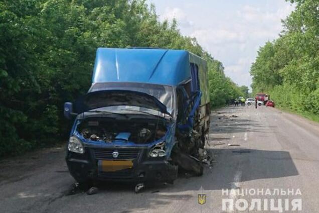 На Виннитчине Peugeot протаранил на встречке маршрутку: погиб пассажир, пятеро раненых