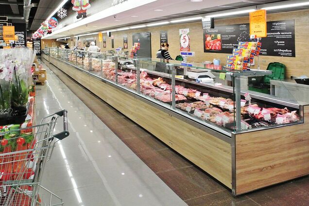 'Не передати, як смердить': популярний супермаркет попався на продажеві 'гнилі першого сорту'. Відеофакт