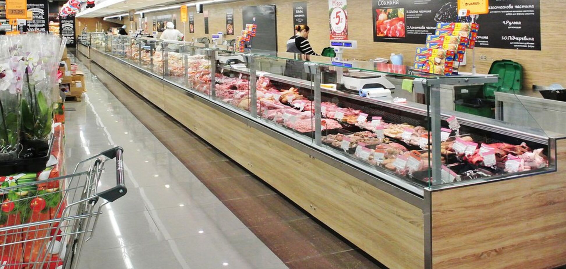 'Не передать как воняет': популярный супермаркет попался на продаже 'гнили первого сорта'. Видеофакт