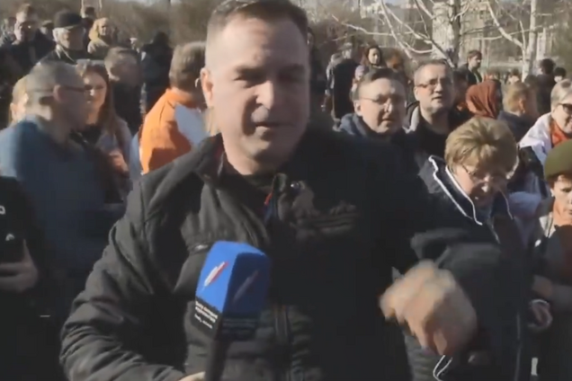 'Бей, девочка!' В России 'православному' журналисту заехали в челюсть в прямом эфире. Видеофакт