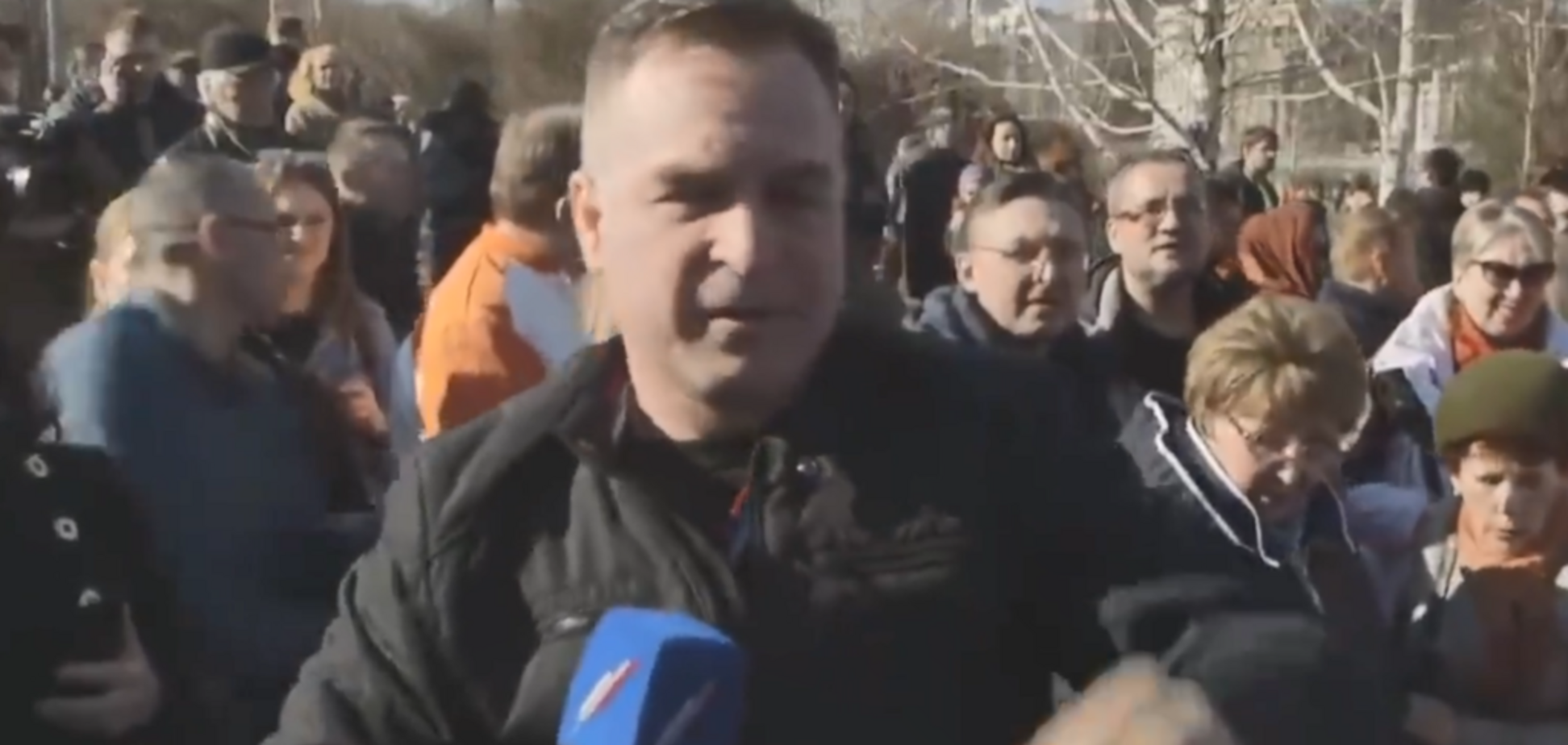 'Бий, дівчинка!' У Росії 'православному' журналісту заїхали в щелепу в прямому ефірі. Відеофакт