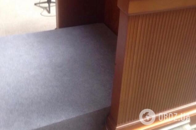 Ради Зеленского возле трибуны Рады установили подмост: фото