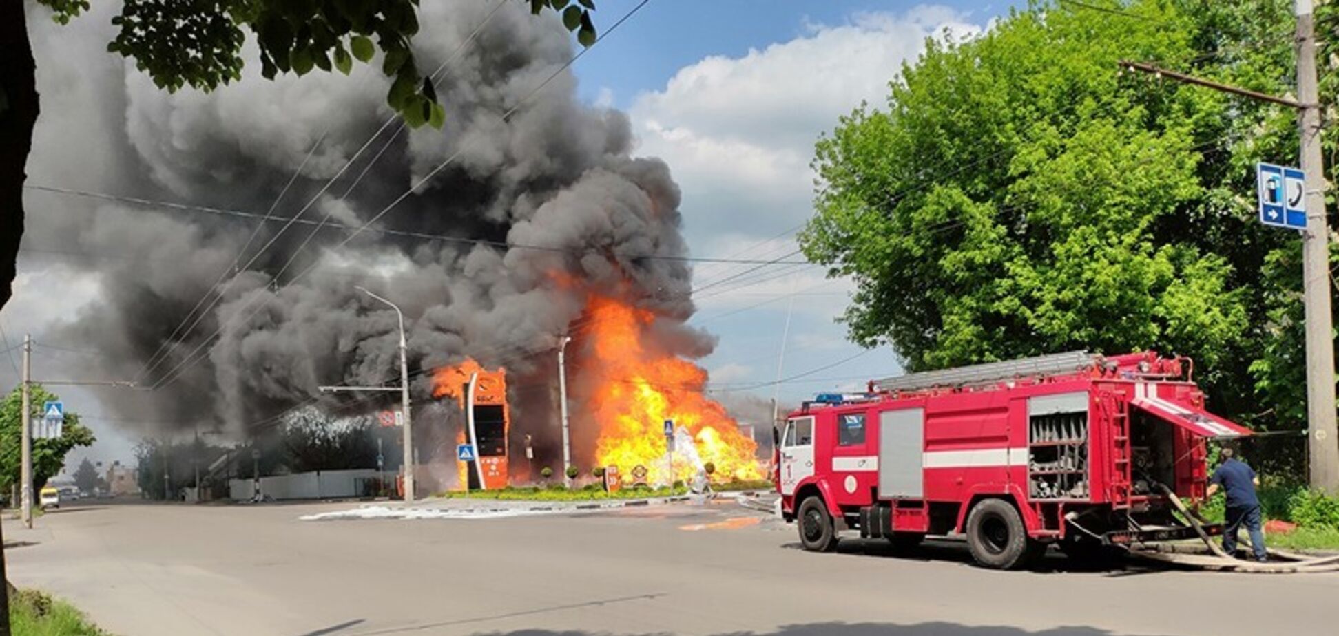 У Житомирі спалахнула АЗС: фото і відео вогняного 'пекла'