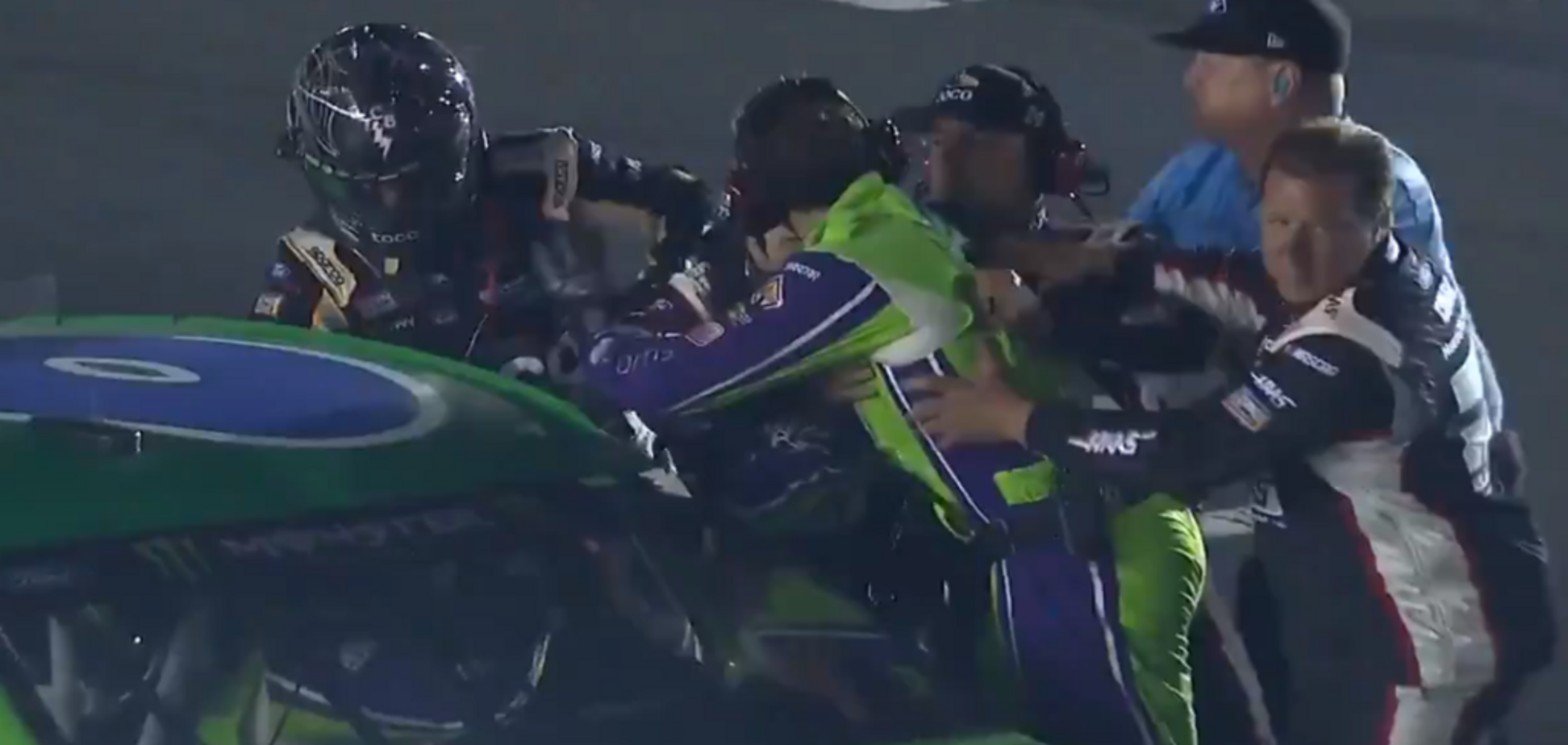 Гонщики проехали круг почета и устроили драку