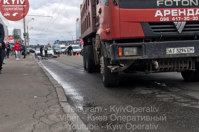 В Киеве грузовик насмерть сбил велосипедиста: первые детали