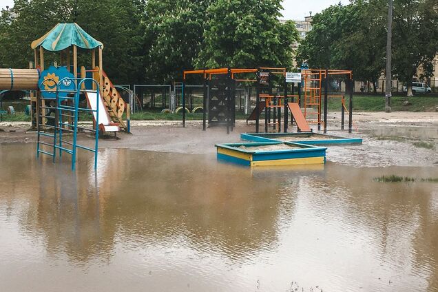 В Киеве детскую площадку залило кипятком, авто провалились под асфальт: что произошло