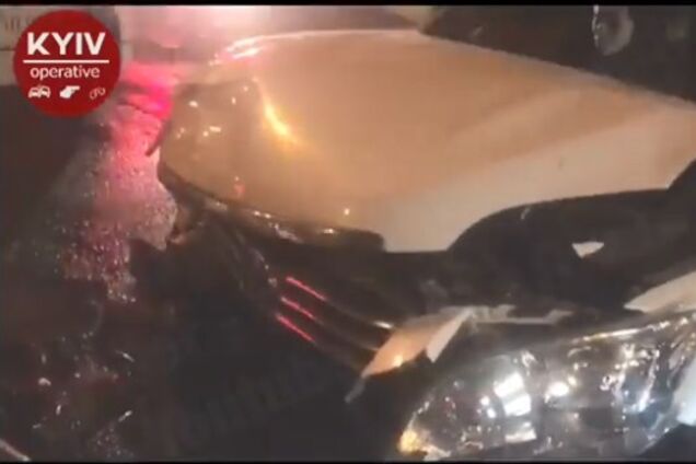 'На красный свет!' В Киеве авто полиции попало в аварию и вылетело на тротуар