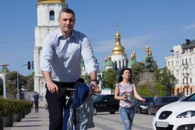На велосипеді до Ради: Кличко приїхав на інавгурацію
