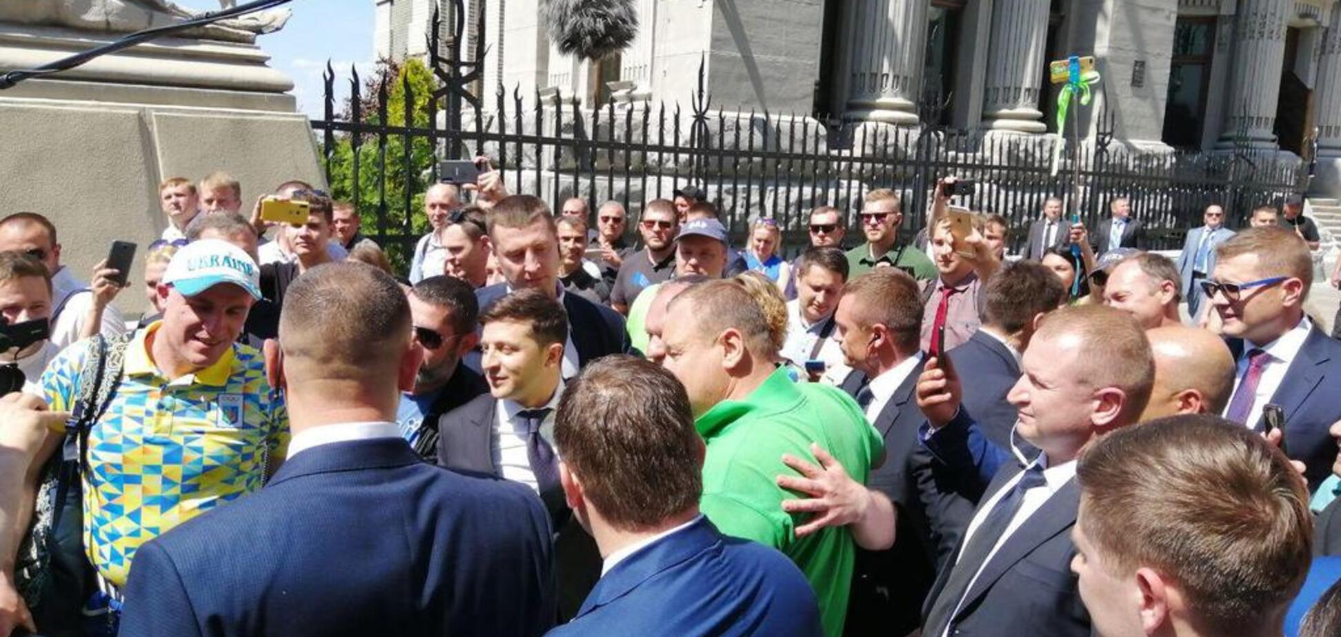 Зеленський прийшов до Адміністрації президента: подробиці і фото