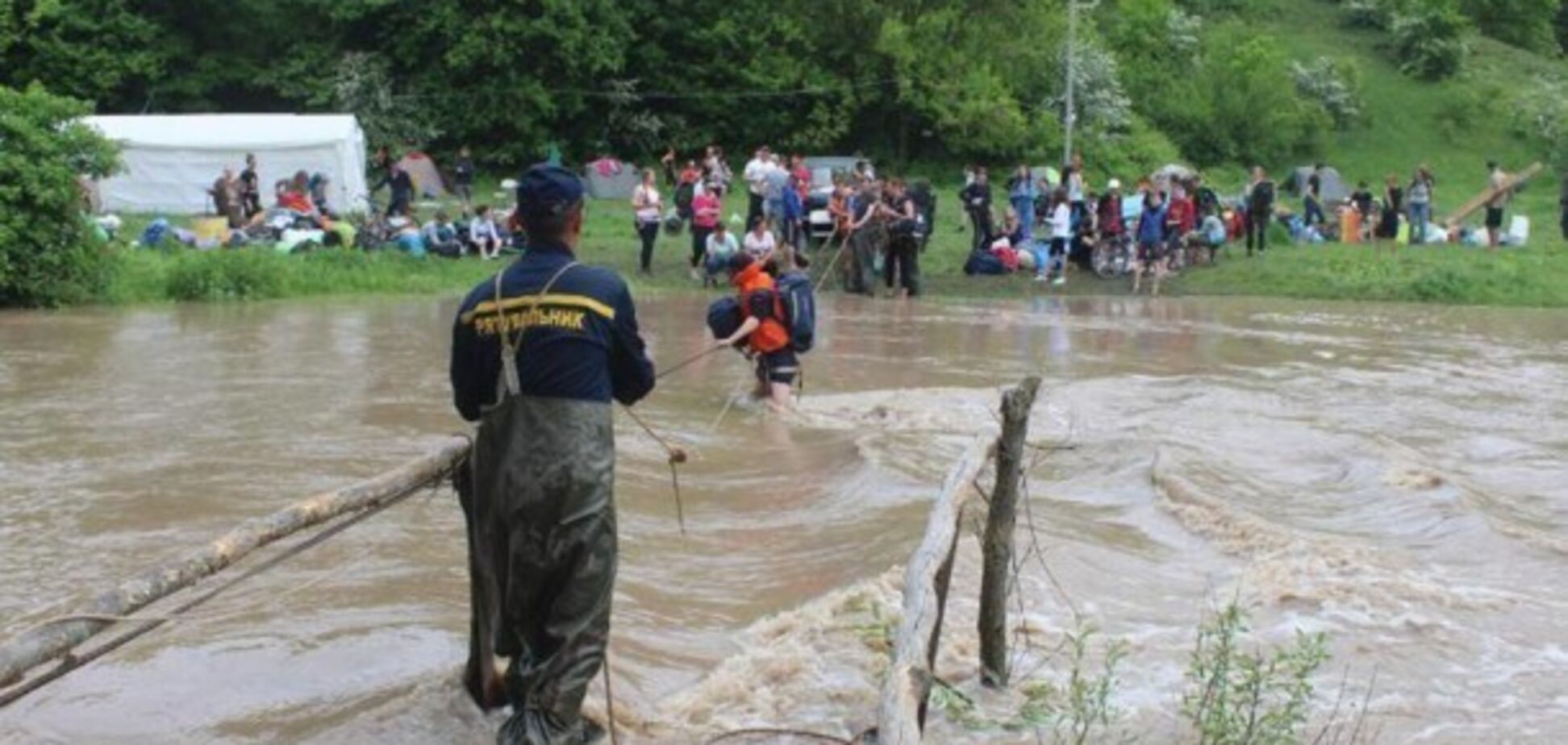 Под Хмельницким река вышла из берегов: в ловушку попали сотни людей