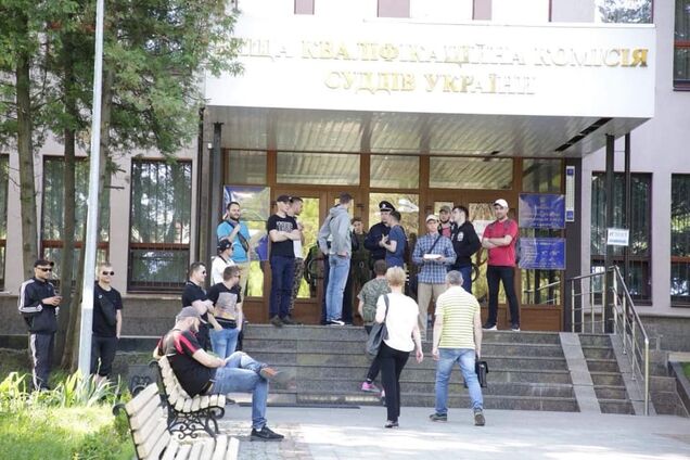 У Києві група невідомих оточила і заблокувала будівлю ВККС: фото