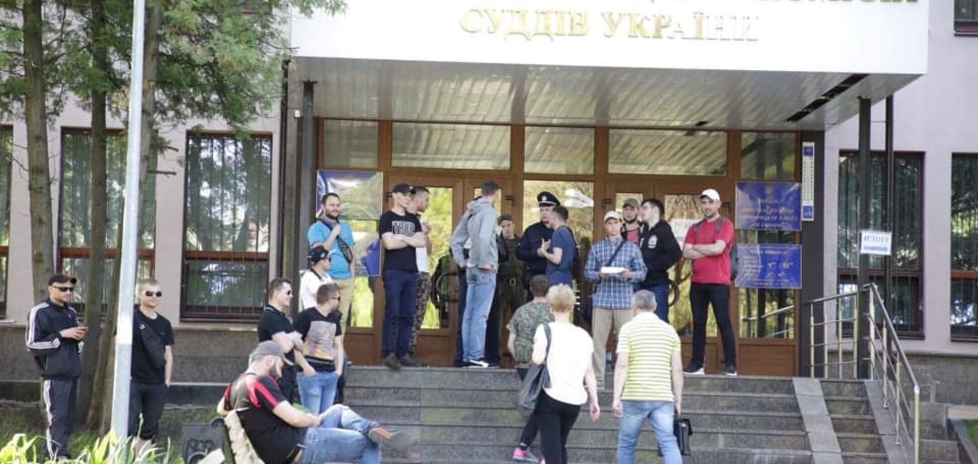 У Києві група невідомих оточила і заблокувала будівлю ВККС: фото