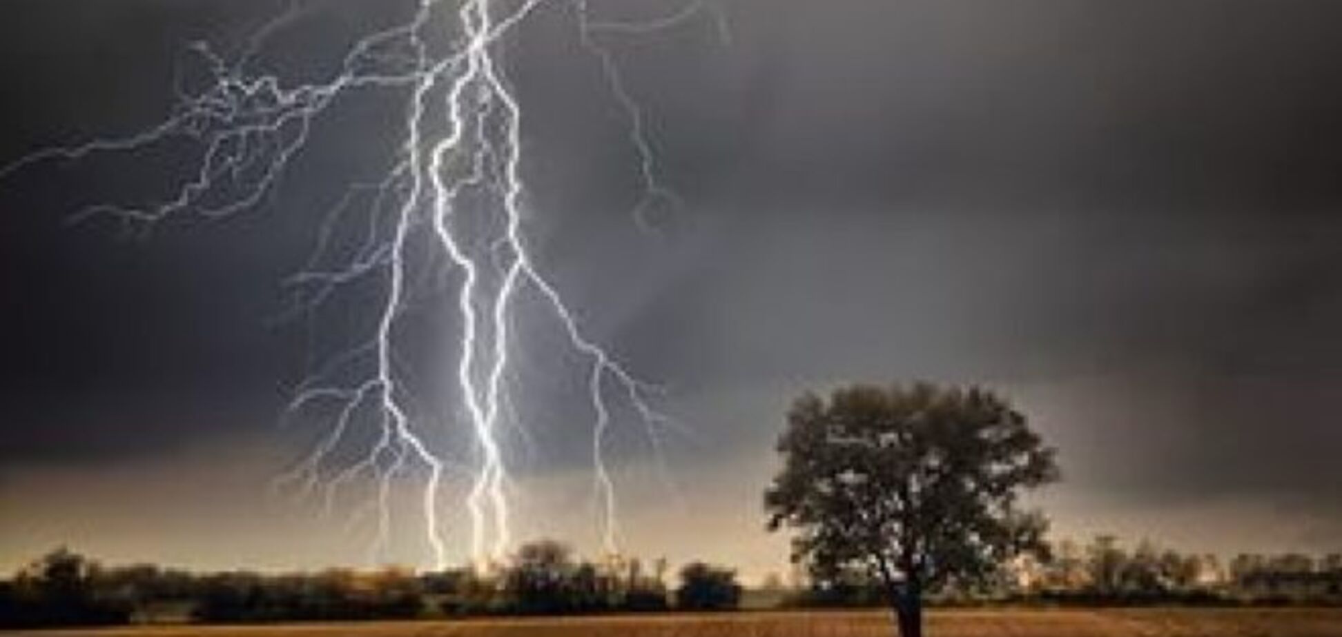 Циклон несе вітер і грози: синоптик дала прогноз про різке похолодання в Україні