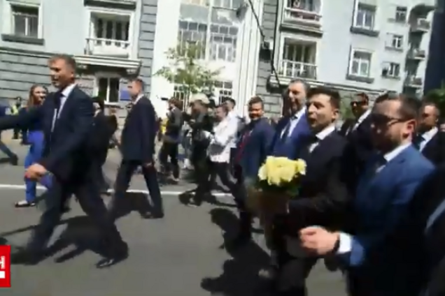Поки дружина не бачить? З'явилося відео кумедного моменту із Зеленським після інавгурації