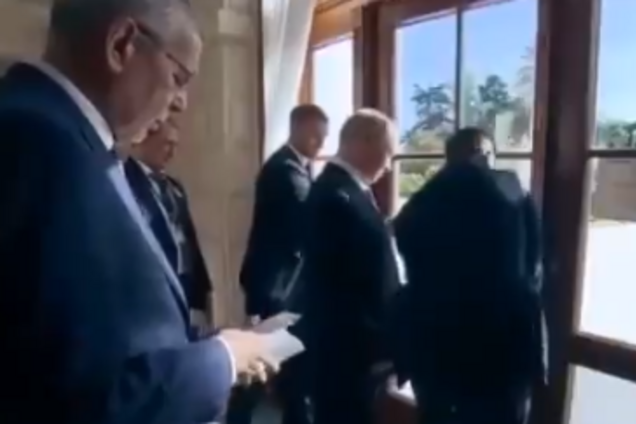 'Плохая примета': в сети высмеяли новый конфуз Путина. Видеофакт