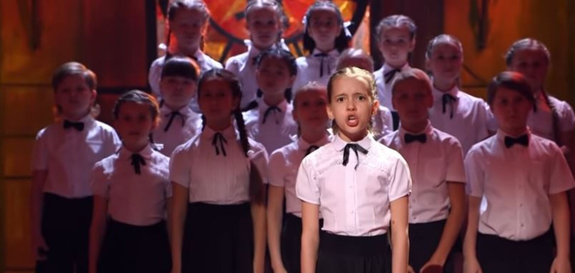 У школі Дніпра дітей вчать співати блатну пісню про 'мамєньку', батьки в шоці