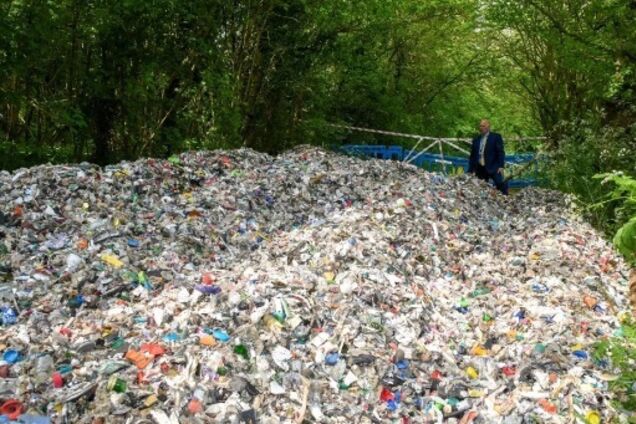 Мільйонерів шокувало звалище сміття біля їх мальовничого села
