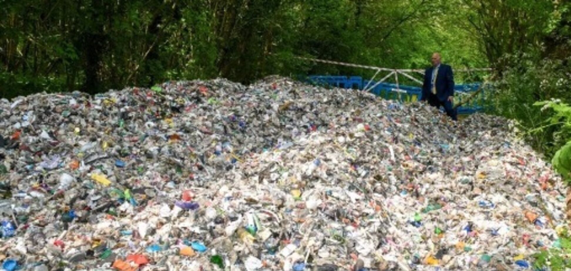 Миллионеров шокировала свалка мусора возле их живописной деревни