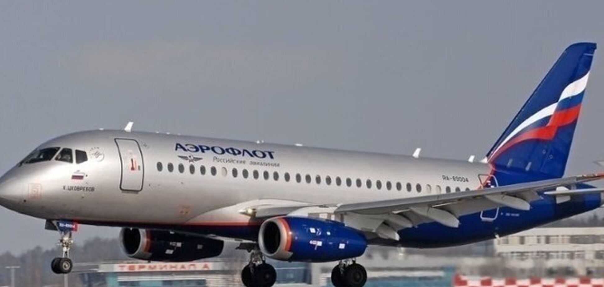 Топливо вытекало из самолета: В России произошло новое ЧП с Superjet