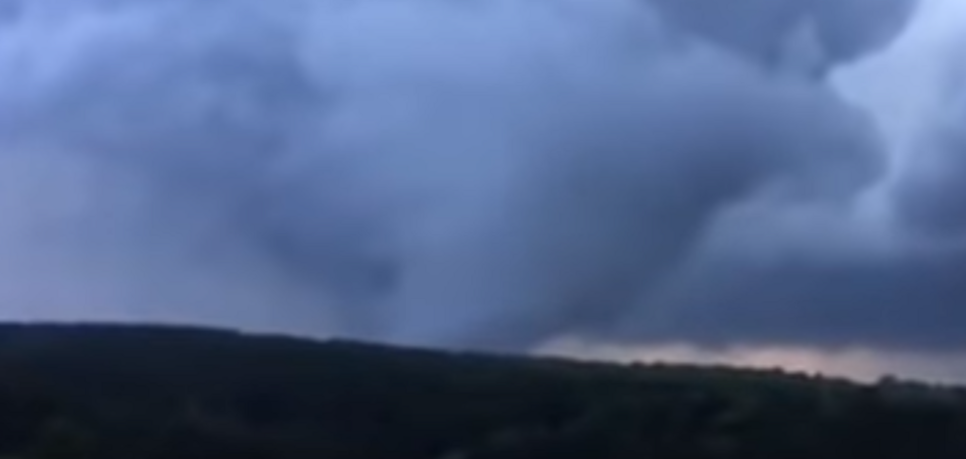 Деревья вырвало с корнем: на Буковине пронесся мощный смерч. Видео