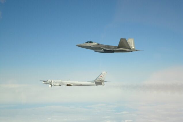 Истребители США 'сцепились' в небе с бомбардировщиками РФ: появились фото