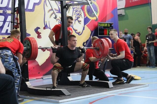 В России атлет сломался, приседая со штангой: кошмарный момент попал на видео