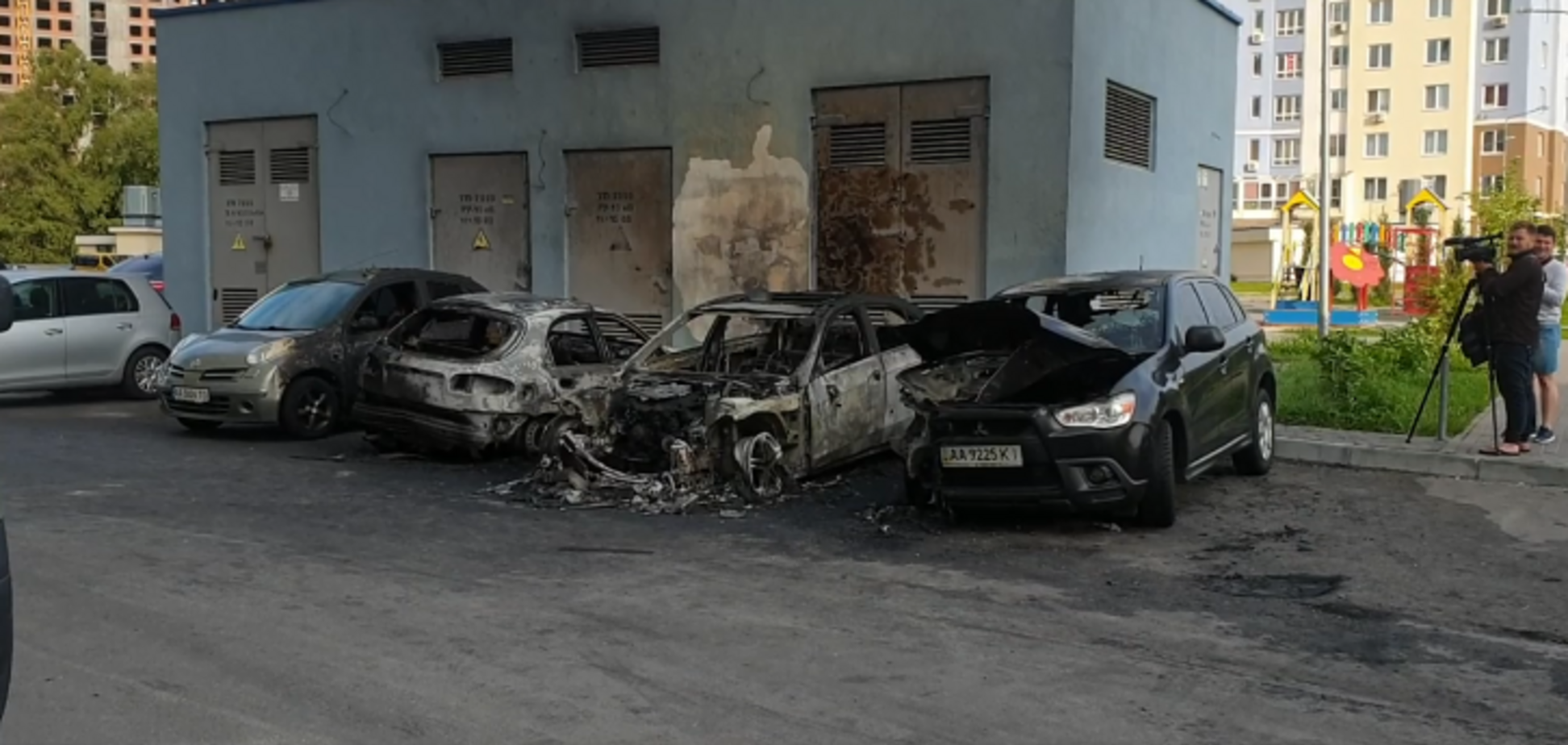 Пожарные не смогли добраться: в Киеве сожгли несколько авто. Видео