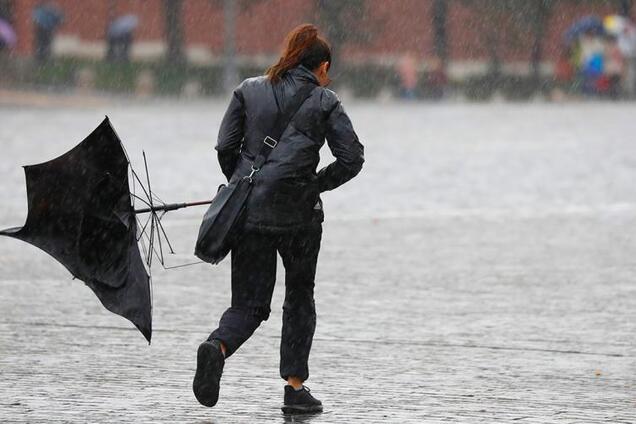 Окна закрыть, на улицу не выходить: в Киеве объявили штормовое предупреждение