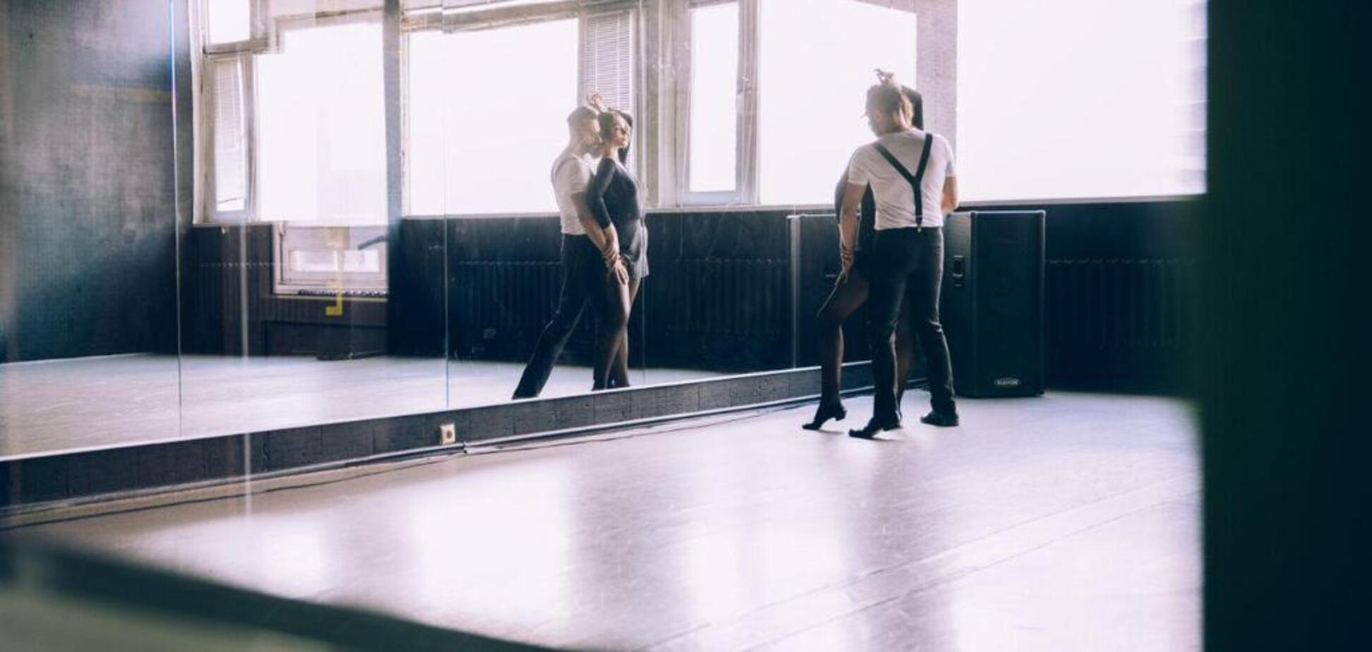 Рука выше колена: женатого украинского певца подловили с молоденькой девушкой