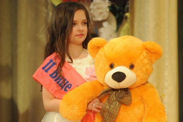 'Не плакала, а молча ушла': в Украине разгорелся новый отвратительный скандал из-за торта и девочки из приюта