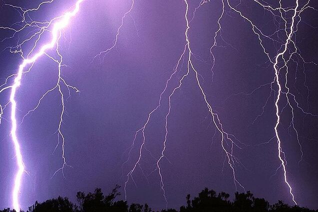 Под Ривне молния сожгла дом полицейскому. Видео