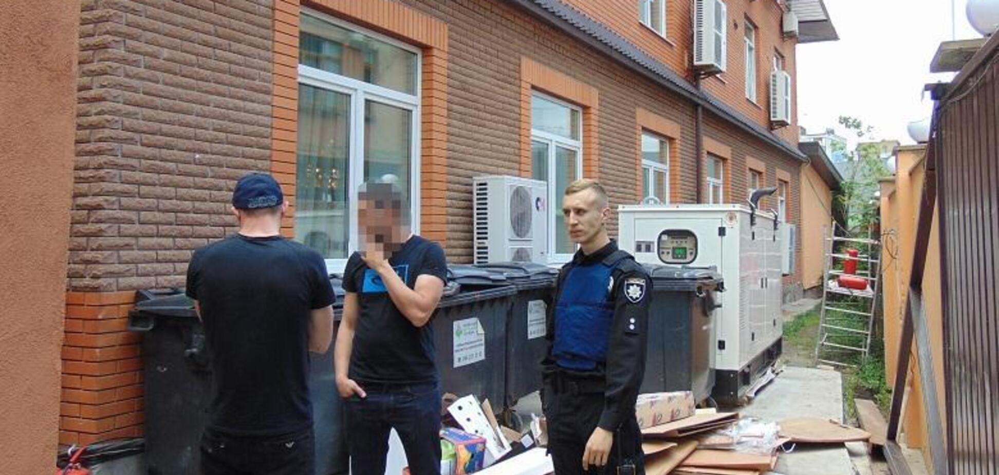 У Києві група з 40 осіб напала на готель: що відомо
