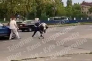 В Киеве мужчина посреди дороги бросался под колеса авто: опубликовано видео