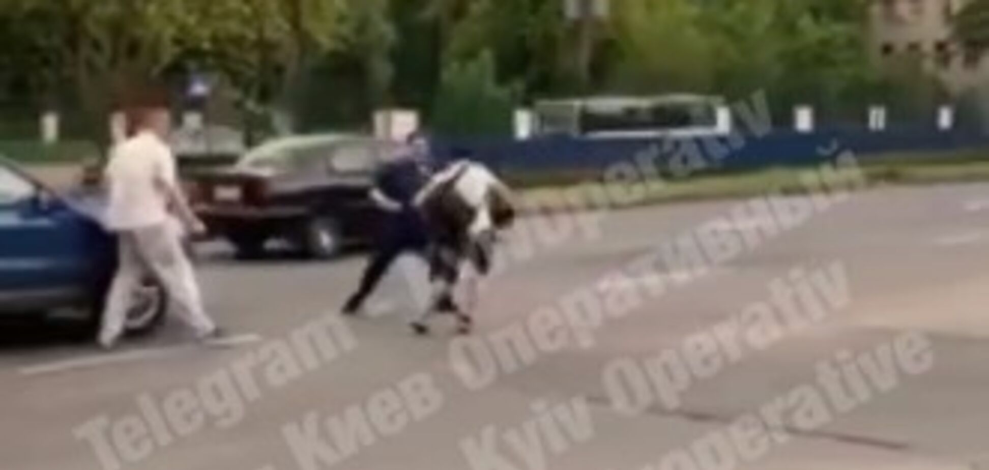 В Киеве мужчина посреди дороги бросался под колеса авто: опубликовано видео 