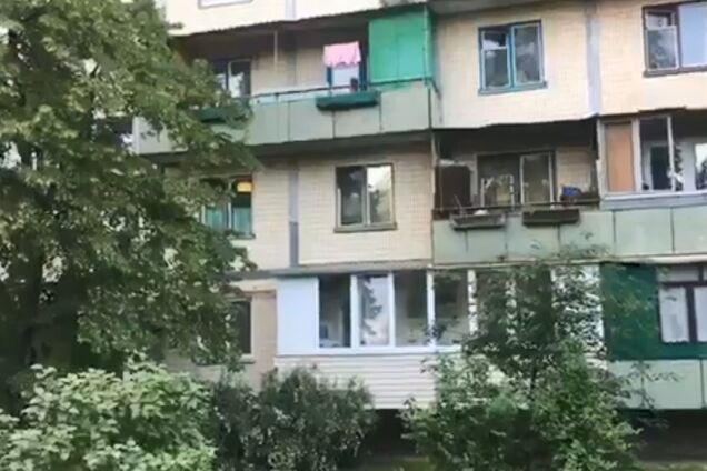 Шкіра посиніла: в Києві у під'їзді будинку виявили труп