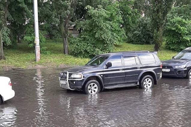 'Творится полный кошмар': в Киеве сильный ливень затопил улицы