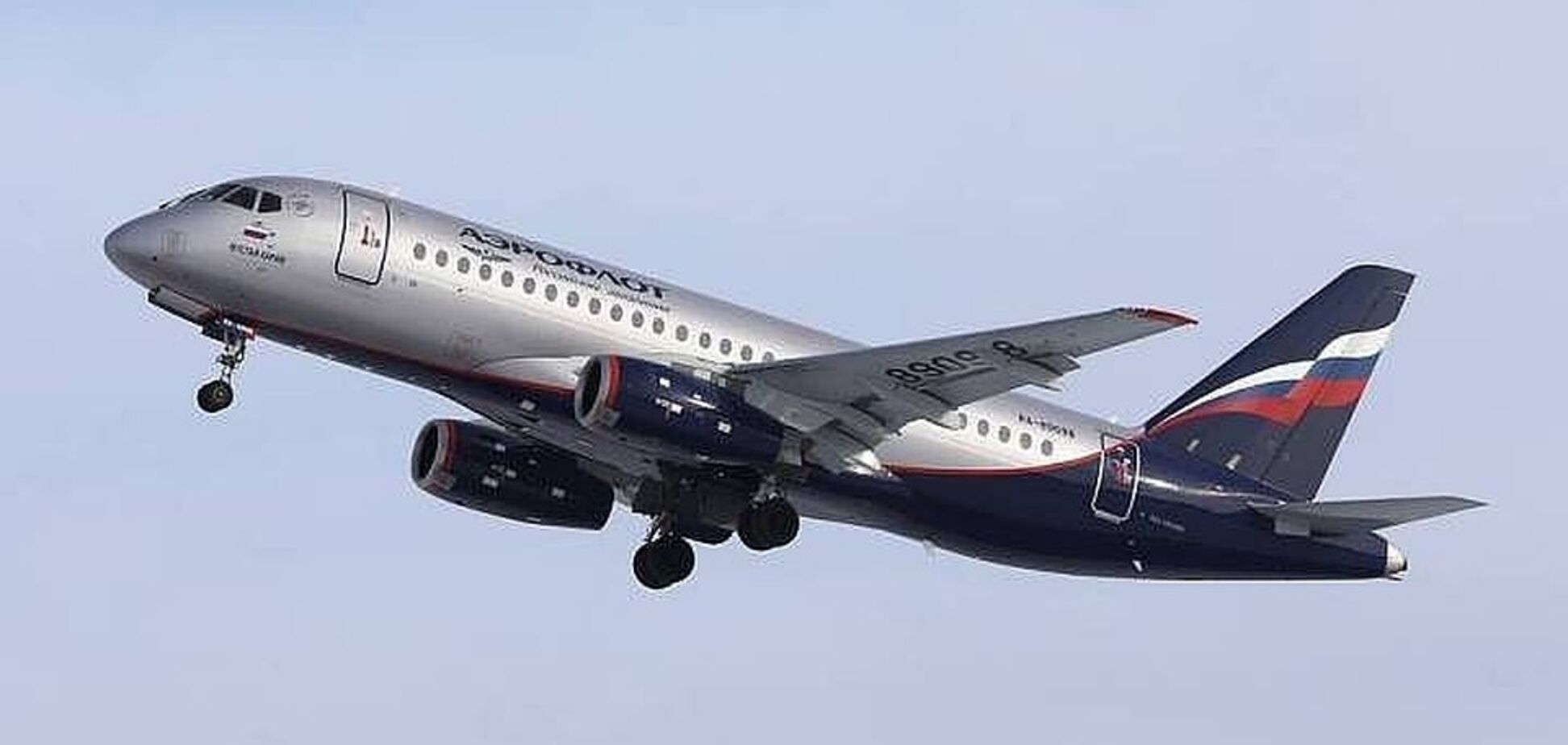 Самолет Sukhoi Superjet 100