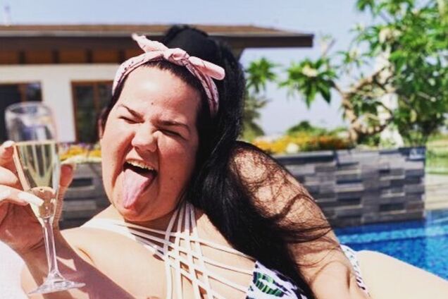 Пышнотелая победительница Евровидения-2018 взбудоражила сеть фото в купальнике