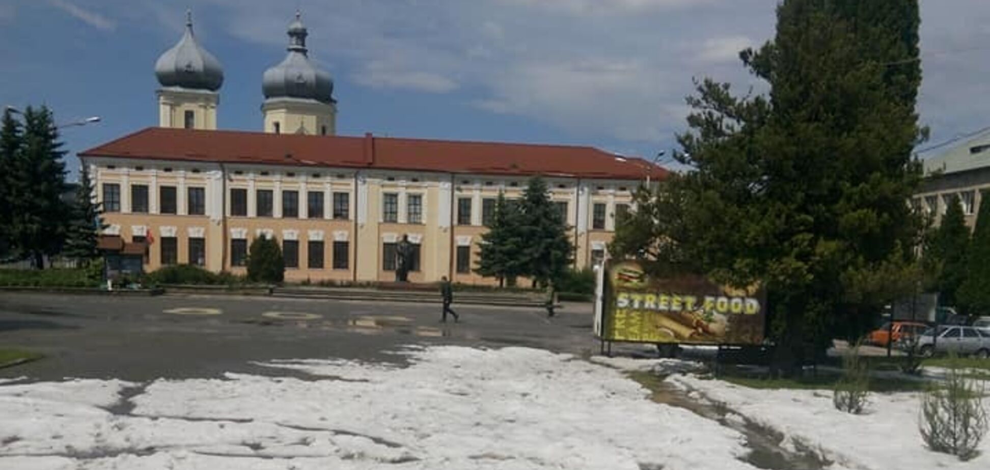 Лед плывет по центру города: природная аномалия в Украине попала на видео