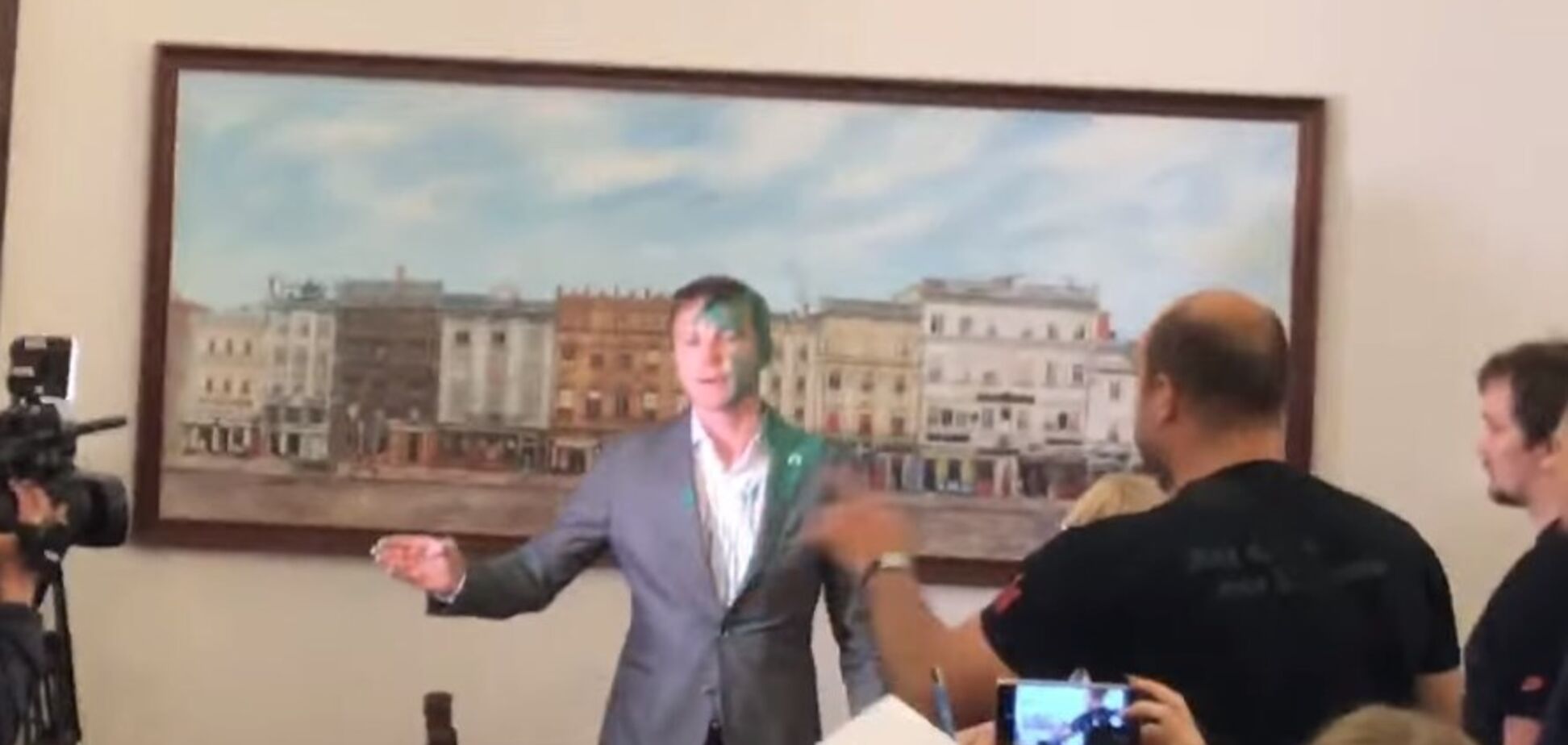 У Львові заступника Садового облили фарбою: фото і відео