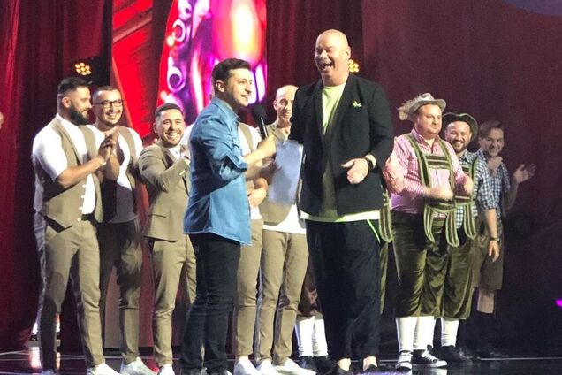 'Как вам такое?!' Зеленский пришел на 'Лигу смеха' и поцеловал Кошевого. Видео