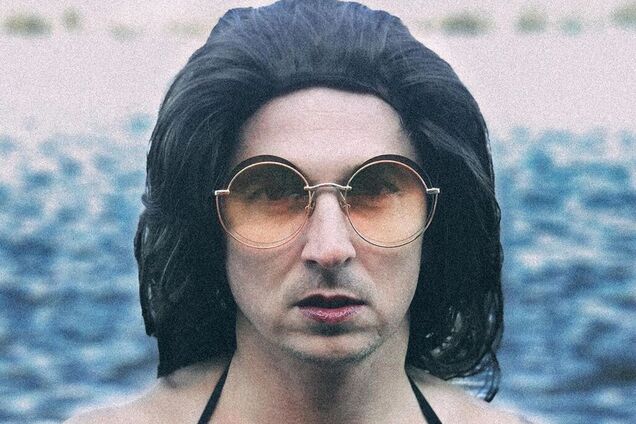 'Одно лицо': украинский телеведущий дерзко потроллил гламурных звезд