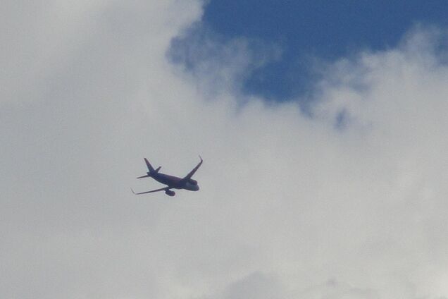 Наматывал круги по всему городу: жителей Киева напугал странный самолет