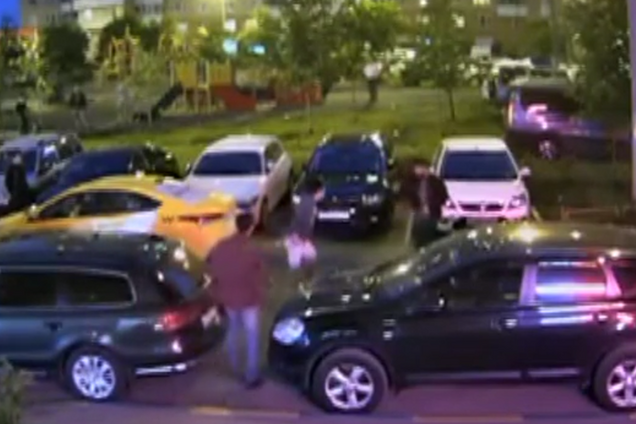 В России таксист открыл огонь по прохожим из пулемета: расстрел попал на видео