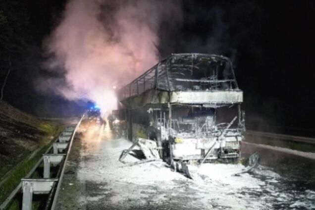 Пропалив дірку в асфальті: пасажирський автобус з Києва повністю згорів в Польщі
