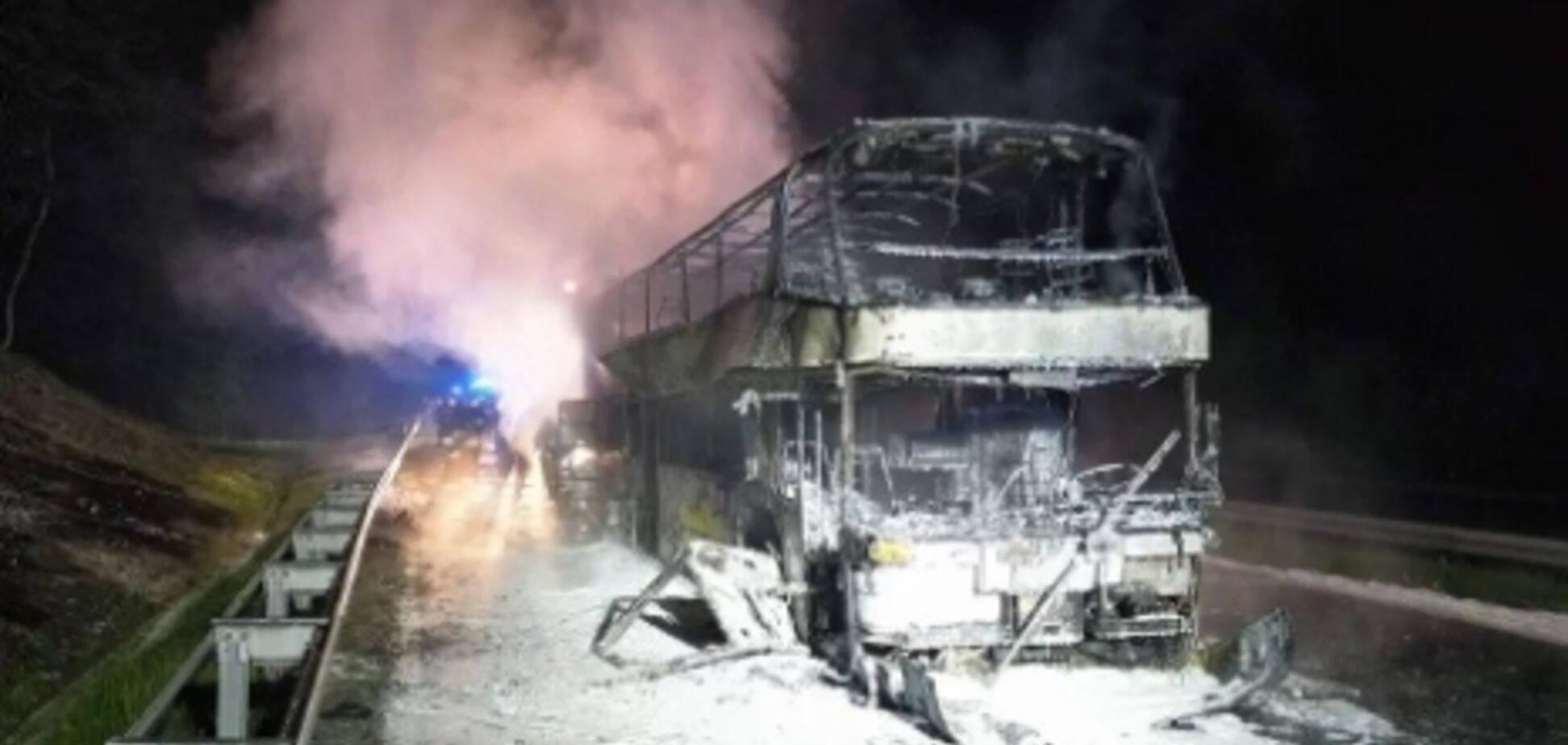 Пропалил дыру в асфальте: пассажирский автобус из Киева полностью сгорел в Польше 