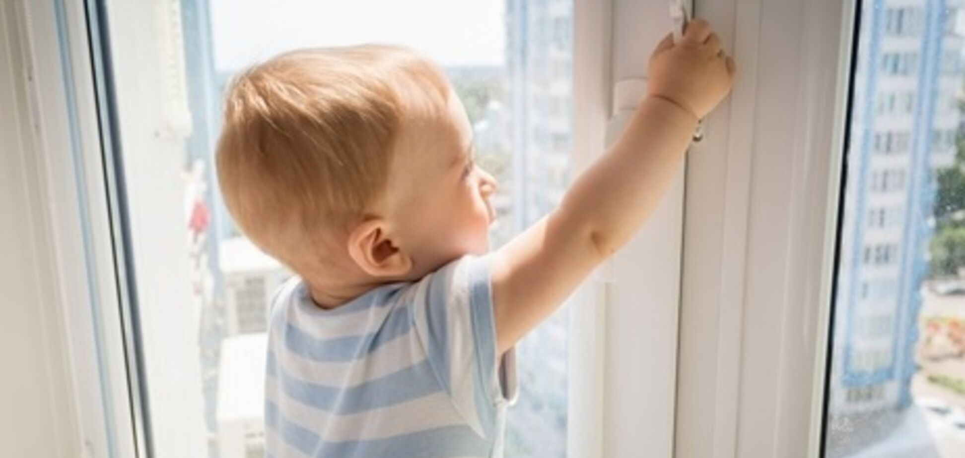 В Мариуполе годовалый малыш выпал из окна на глазах у матери